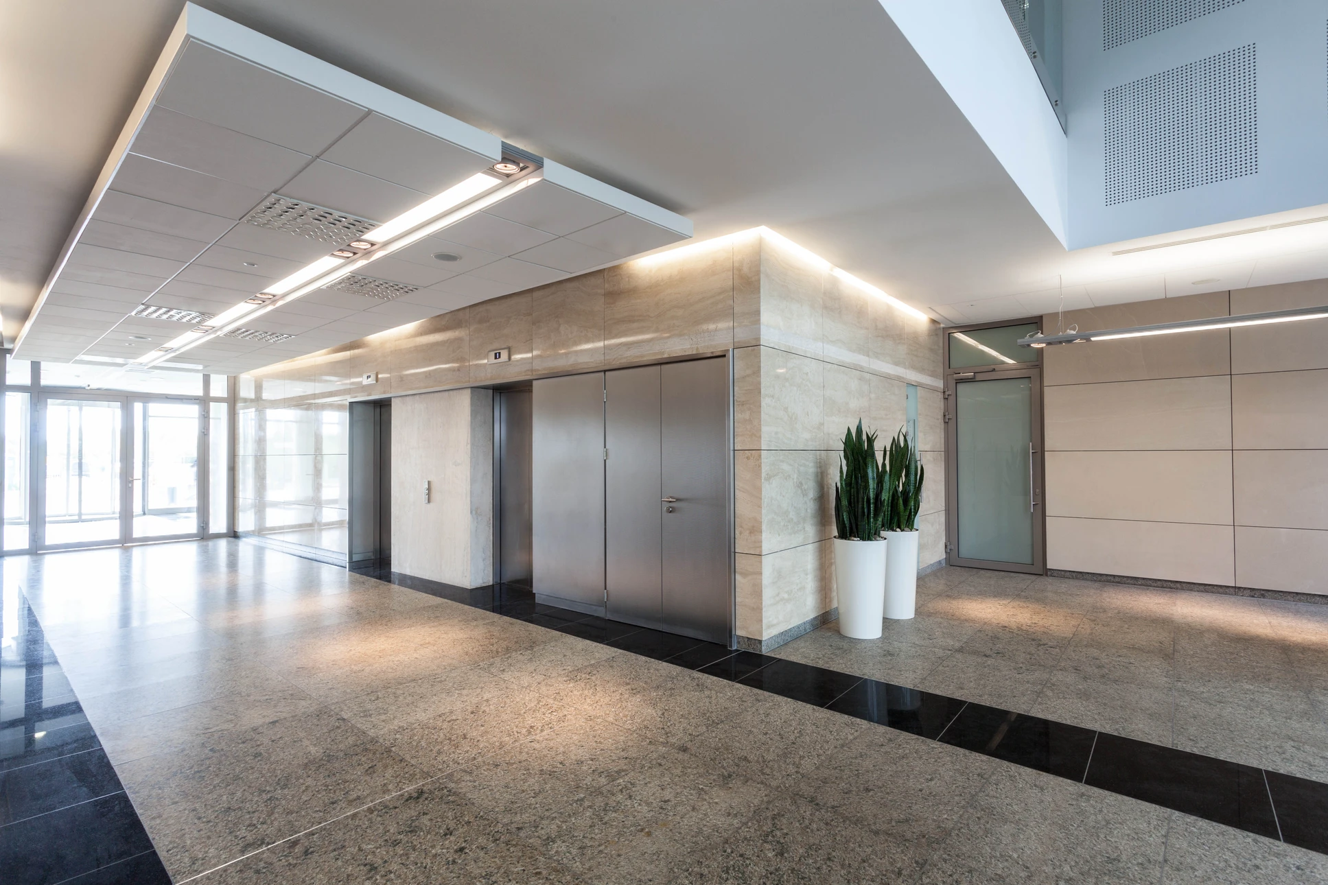 Centre d'affaires moderne, couloir et ascenseurs