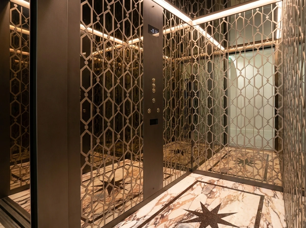 Photographie d'un ascenseur moderne en cabine, montrant l'intérieur soigneusement entretenu avec miroir mural, éclairage LED doux et panneau de commande fonctionnel, illustrant la qualité et la fiabilité des installations de Vital Ascenseurs. La cabine doit être vide ou avec une ou deux personnes en tenue professionnelle montrant une interaction de confiance et de satisfaction.
