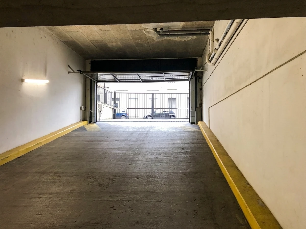 Portes de garage Installation coulissante vers le parking souterrain de l'immeuble d'appartements