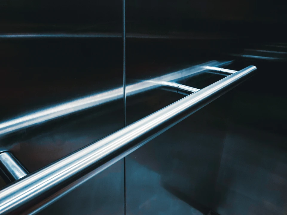 Intérieur résidentiel avec monte-escalier électrique installé sur escalier courbe