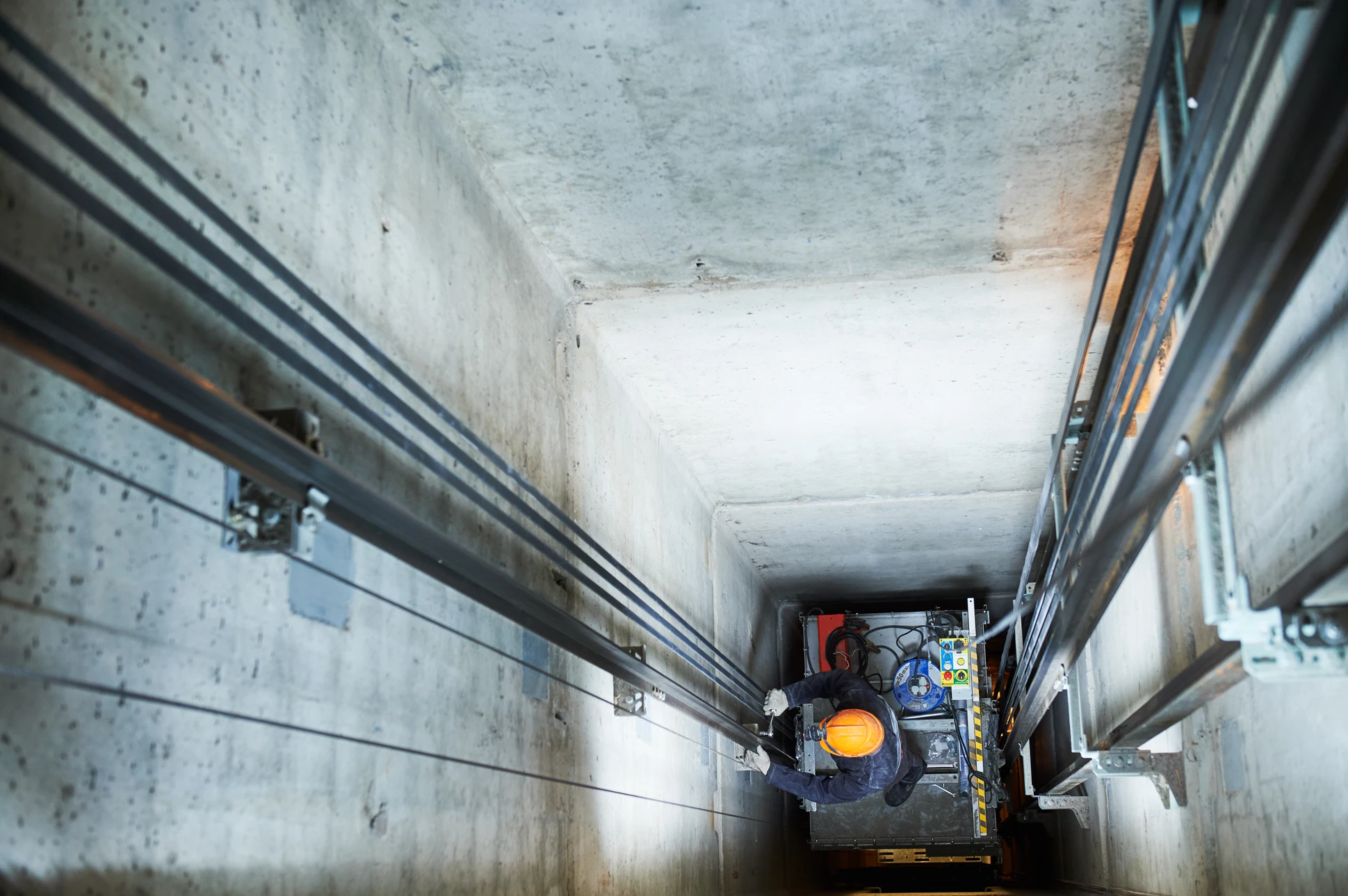 Deux ingénieurs en équipements de protection individuelle inspectent une installation industrielle